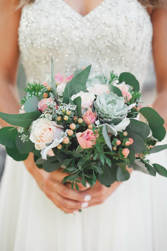 Dei-Zinz Fresh Studio, Wedding florist, florist, Scottsdale fresh flowers, brides bouquets, bouquets, blush roses, sand roses bouquets, Chandler wedding florist